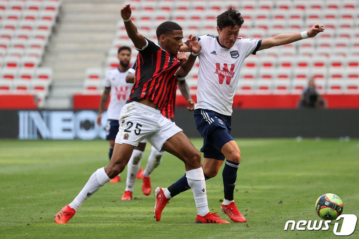 지롱댕 보르도의 스트라이커 황의조(오른쪽)의 이적설이 나왔다. ⓒ AFP=뉴스1