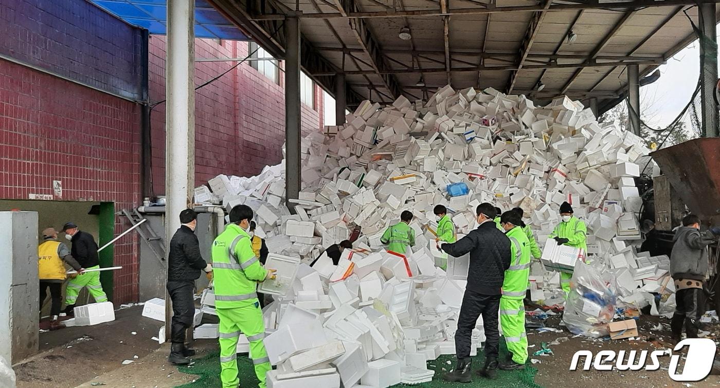 본문 이미지 - 지난해 추석 서울 동작구 노량진 환경지원센터에서 직원들이 스티로폼에 붙은 테이프와 주소라벨 등을 제거하고 있다(동작구 제공).ⓒ 뉴스1