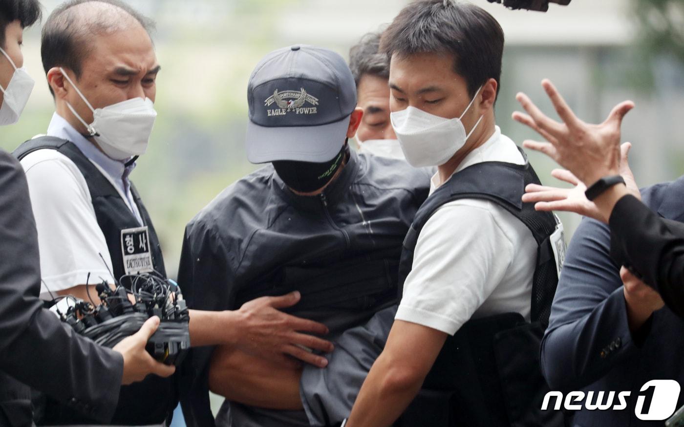 본문 이미지 - 전자발찌를 훼손하고 여성 2명을 살해한 혐의를 받는 성범죄 전과자 강모씨(56)가 31일 서울 송파구 동부지법에서 구속 전 피의자 심문(영장실질심사)을 받기 위해 출석하고 있다. 2021.8.31/뉴스1 ⓒ News1 김명섭 기자