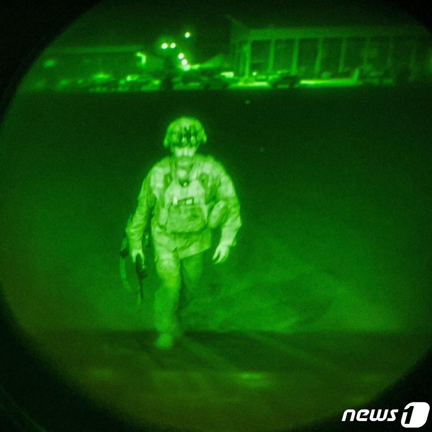 본문 이미지 - 미군 82공수사단 사령관 크리스 도나휴가 30일 아프간에서 마지막으로 빠져나오고 있다(미국 국방부 홈페이지 갈무리)ⓒ 뉴스1