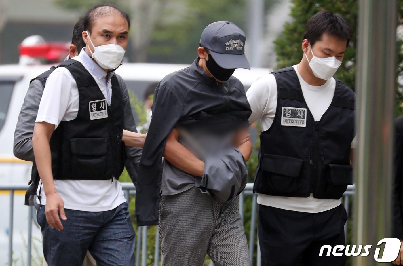 전자발찌를 훼손하고 여성 2명을 살해한 혐의를 받는 성범죄 전과자 강모씨(56)가 31일 서울 송파구 동부지법에서 구속 전 피의자 심문(영장실질심사)을 받기 위해 출석하고 있다. 2021.8.31/뉴스1 ⓒ News1 김명섭 기자