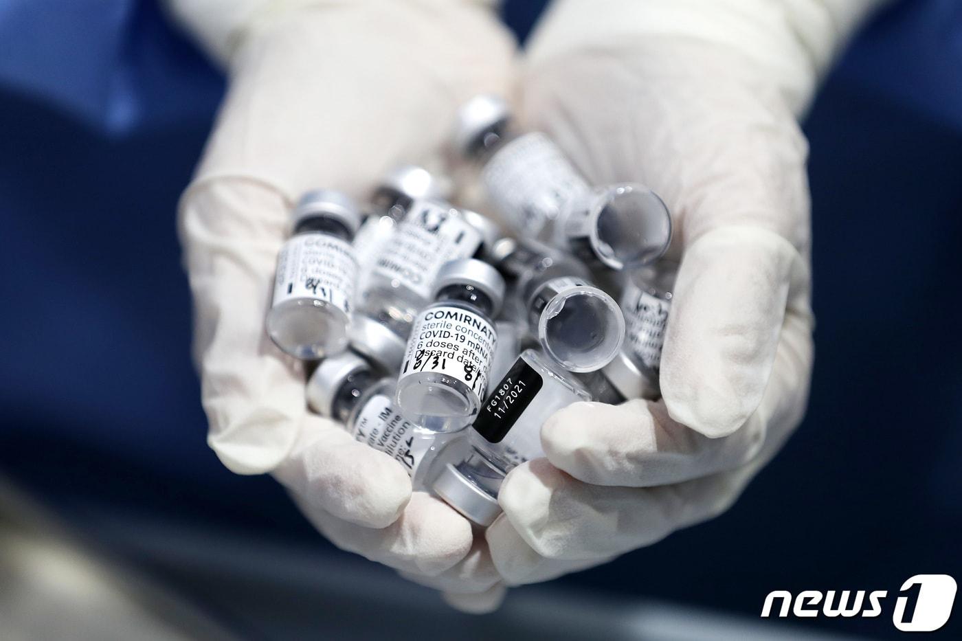 31일 서울의 한 백신접종센터에서 관계자가 사용한 화이자 바이알을 들고 있다. 2021.8.31/뉴스1 ⓒ News1 박지혜 기자