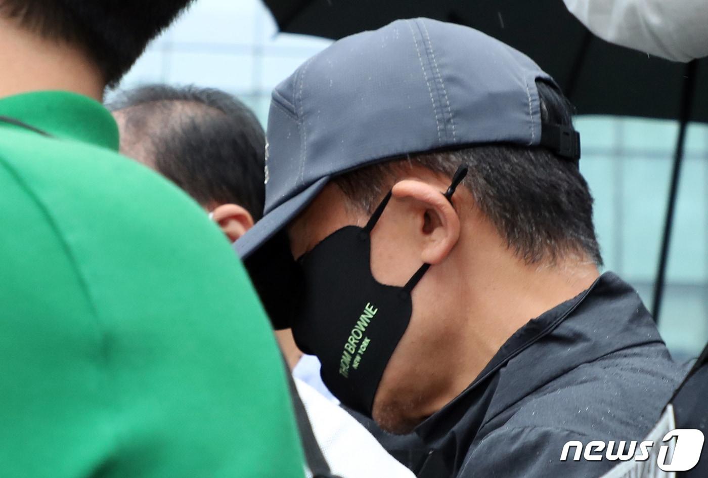 본문 이미지 - 전자발찌를 훼손하고 여성 2명을 살해한 혐의를 받는 성범죄 전과자 강모씨(56)가 31일 서울 송파구 동부지법에서 구속 전 피의자 심문(영장실질심사)을 마치고 나오고 있다. 2021.8.31/뉴스1 ⓒ News1 김명섭 기자