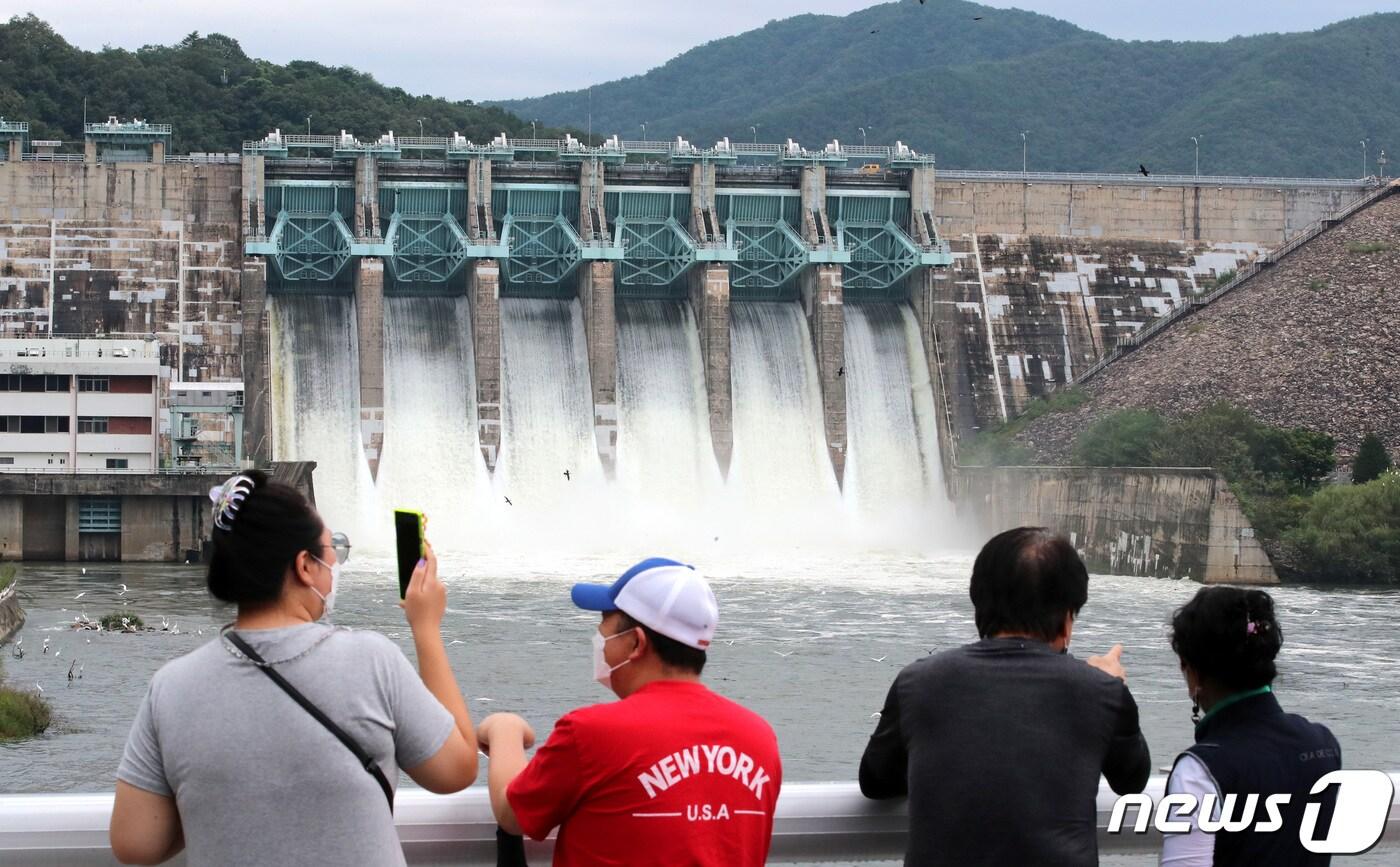 대전 대덕구 대청댐의 6개의 수문에서 방류하고 있다. /뉴스1 ⓒ News1 김기태 기자