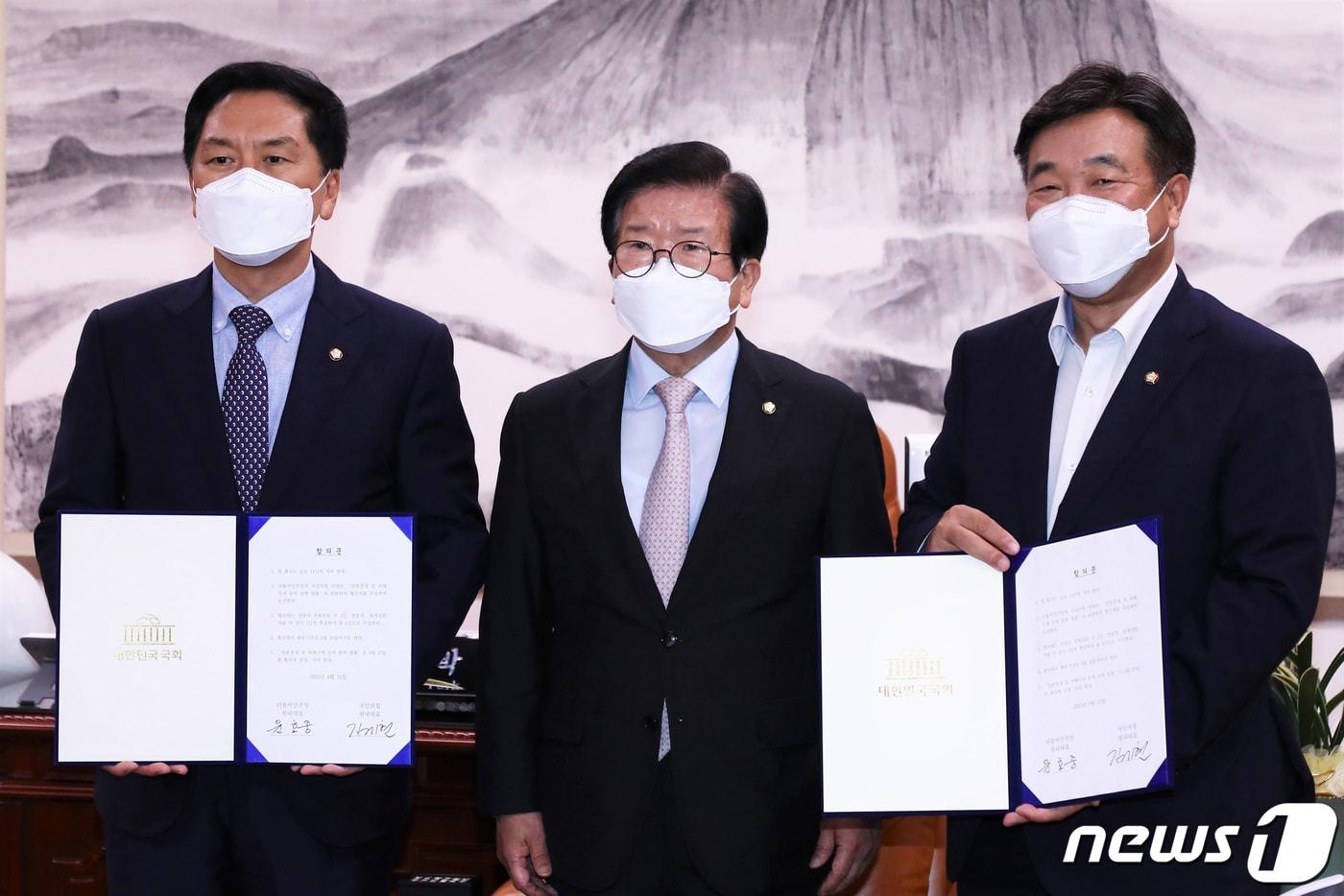 박병석 국회의장과 윤호중 더불어민주당 원내대표, 김기현 국민의힘 원내대표가 31일 서울 여의도 국회의장실에서 언론중재 및 피해구제 등에 관한 법률(언론중재법) 개정안 처리 의사일정에 합의한 뒤 서명한 합의문을 들어보이고 있다2021.8.31/뉴스1 ⓒ News1 구윤성 기자