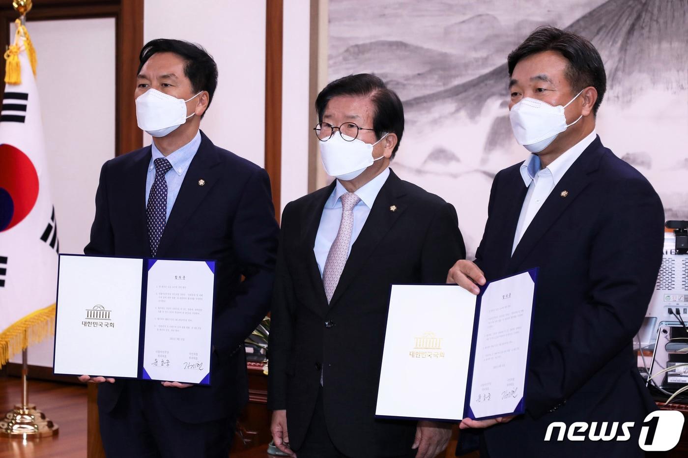 박병석 국회의장과 윤호중 더불어민주당 원내대표, 김기현 국민의힘 원내대표가 31일 서울 여의도 국회의장실에서 언론중재 및 피해구제 등에 관한 법률(언론중재법) 개정안 처리 의사일정에 합의한 뒤 서명한 합의문을 들어보이고 있다2021.8.31/뉴스1 ⓒ News1 구윤성 기자