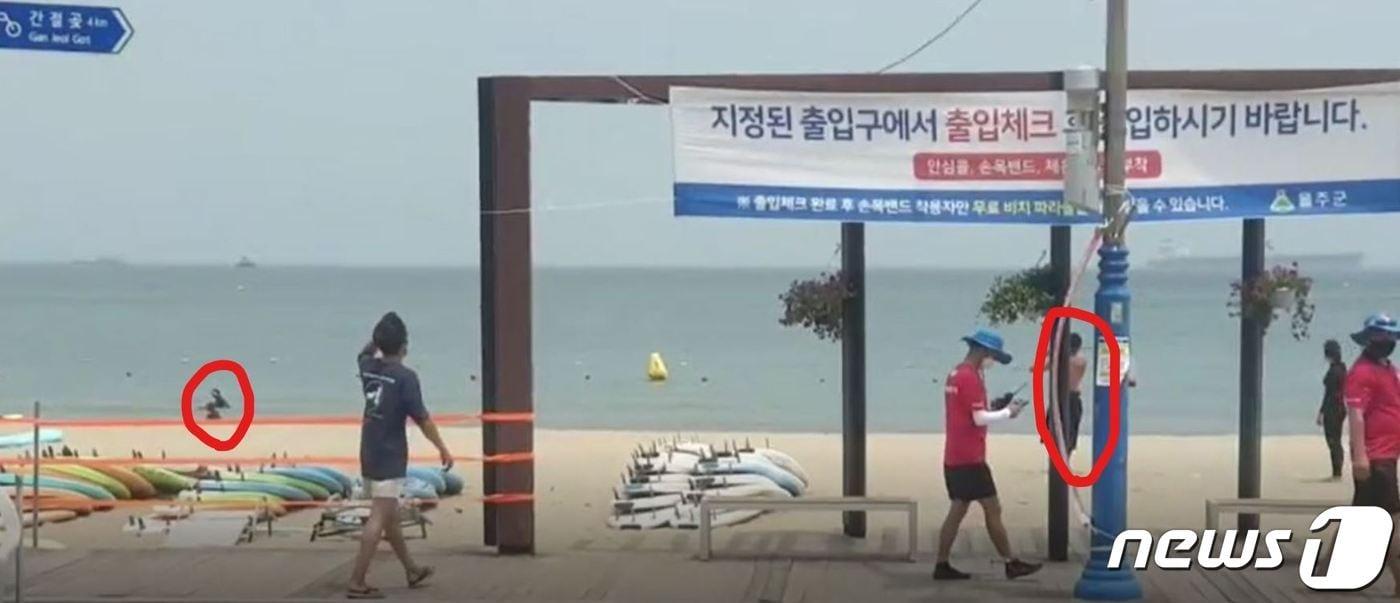 지난 7월 30일 온라인 커뮤니티 게시판에 '울산 진하 해수욕장 OOO 골프 남'이라는 제목으로 영상과 사진 등이 게재됐다. 사진 왼쪽 바다에서 서퍼들이 활동하고 있고 오른쪽 골프남이 바다를 향해 풀스윙을 하고 있다.ⓒ 뉴스1