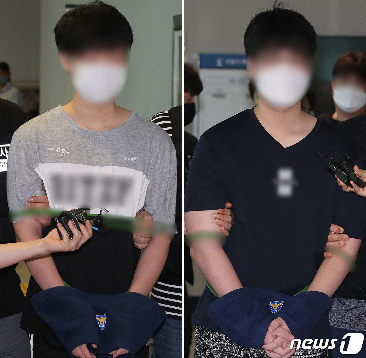 본문 이미지 - 70대 친할머니를 살해한 혐의(존속살해)를 받는 10대 형제가 31일 오후 대구지방법원 서부지원에서 열린 영장실질심사를 마친 뒤 법정을 나서고 있다. 왼쪽부터 고교 3학년 A(18)군과 동생 B(16)군. 2021.8.31/뉴스1 ⓒ News1 공정식 기자