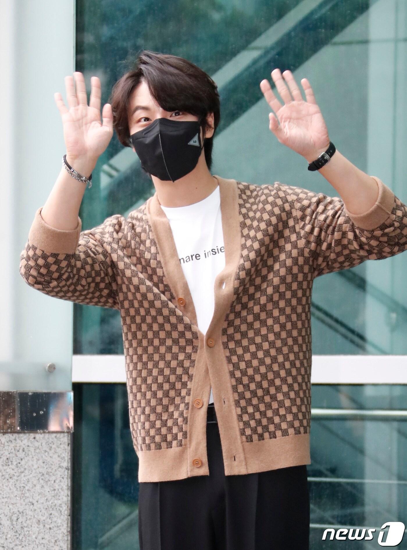 본문 이미지 - 배우 윤시윤이 31일 오후 서울 양천구 목동 SBS에서 진행된 웨이브 오리지널 드라마 '유 레이즈 미 업' 제작발표회에 참석하기 위해 방송국으로 들어서며 인사를 하고 있다. 2021.8.31/뉴스1 ⓒ News1 권현진 기자
