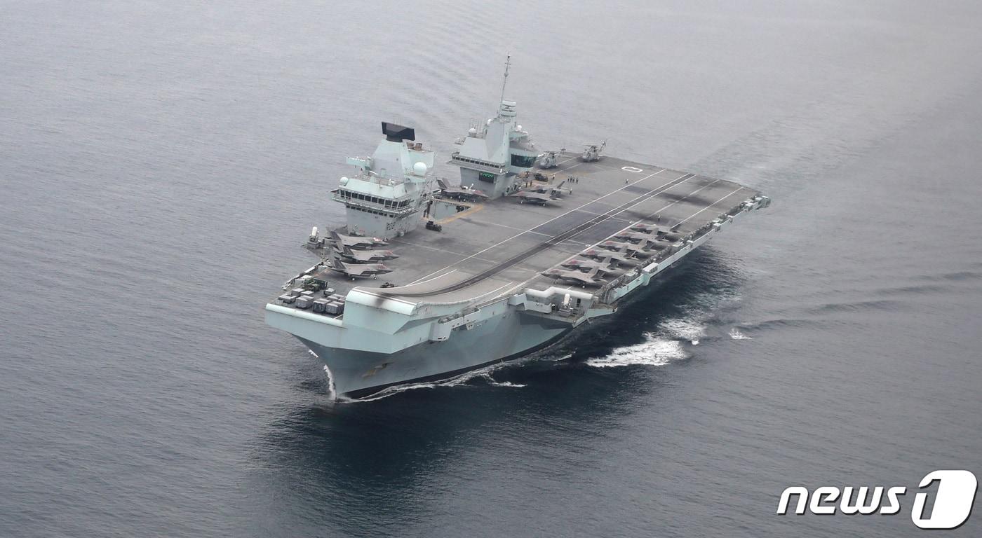 한-영 연합 해상기회훈련이 실시된 31일 오후 동해 남부 해상에서 영국의 항공모함 퀸 엘리자베스함이 항해 체류를 하고 있다. 2021.8.31/뉴스1 ⓒ News1 사진공동취재단