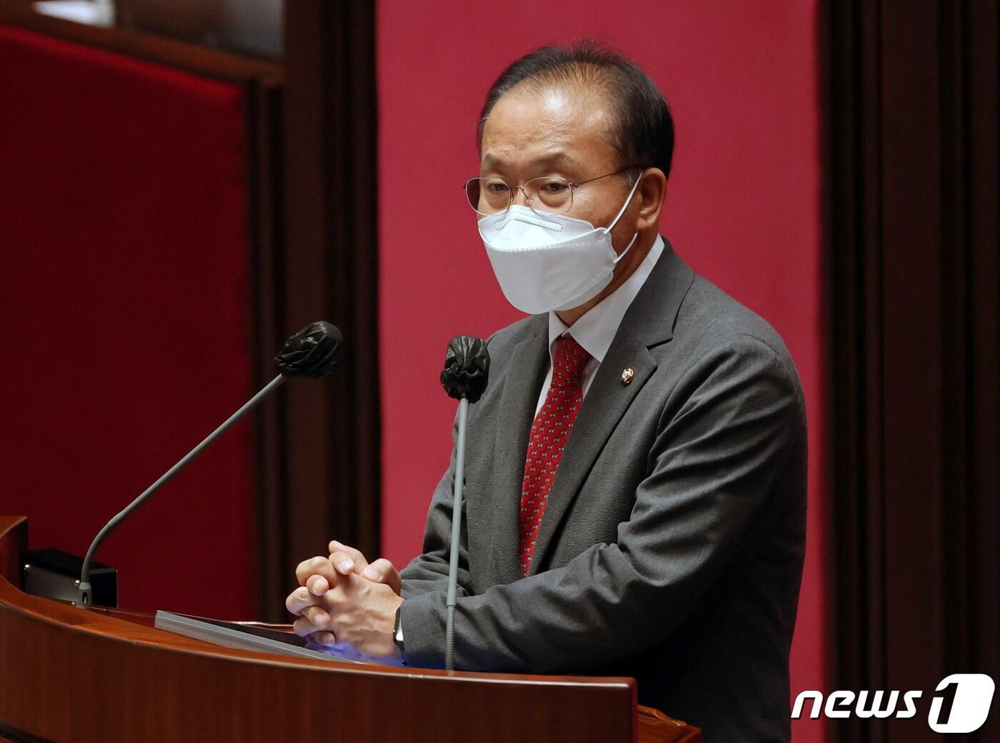 본문 이미지 - 31일 서울 여의도 국회에서 열린 본회의에서 신임 정무위원장으로 선출된 윤재옥 국민의힘 의원이 인사말을 하고 있다. 2021.8.31/뉴스1 ⓒ News1 구윤성 기자