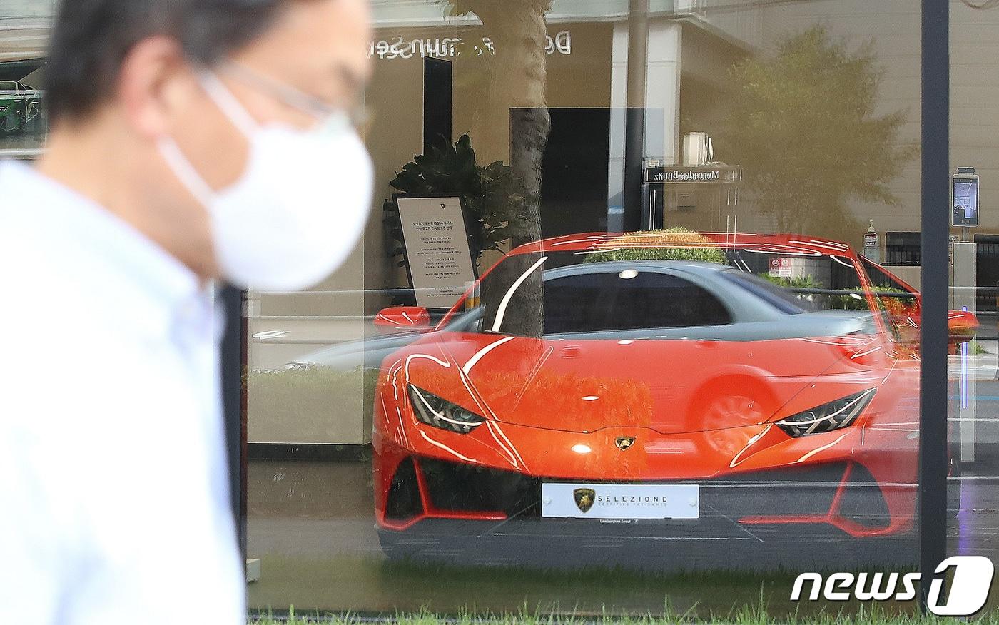 본문 이미지 - 서울 시내의 람보르기니 매장 모습. (사진은 기사 내용과 무관함) 2021.8.4/뉴스1 ⓒ News1 임세영 기자