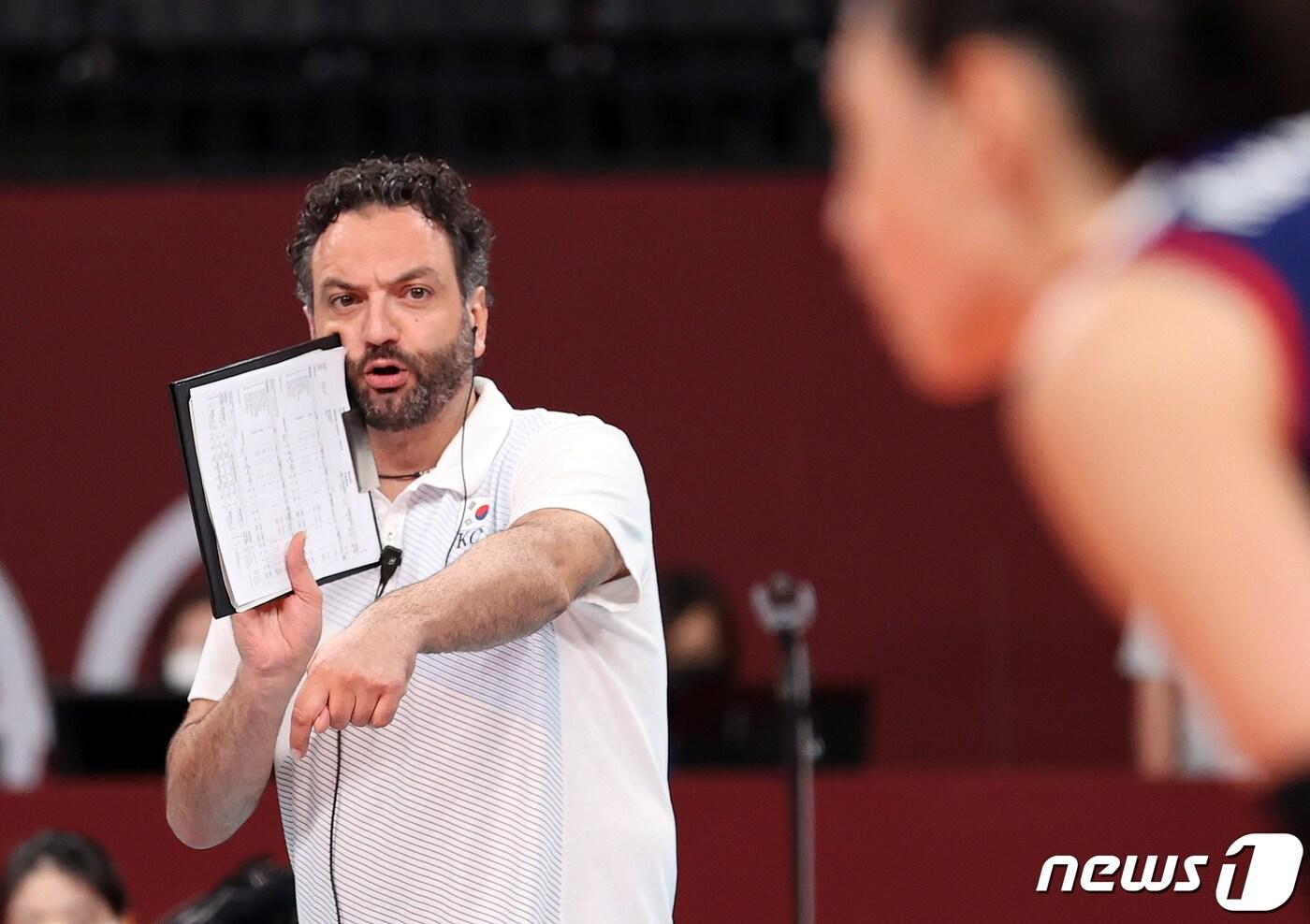 본문 이미지 - 스테파노 라바리니 배구 대표팀 감독이 4일 오전 일본 도쿄 아리아케 아레나에서 열린 '2020 도쿄올림픽' 여자 배구 8강 대한민국과 터키의 경기에서 선수들에게 작전을 지시하고 있다. 2021.8.4/뉴스1 ⓒ News1 이재명 기자