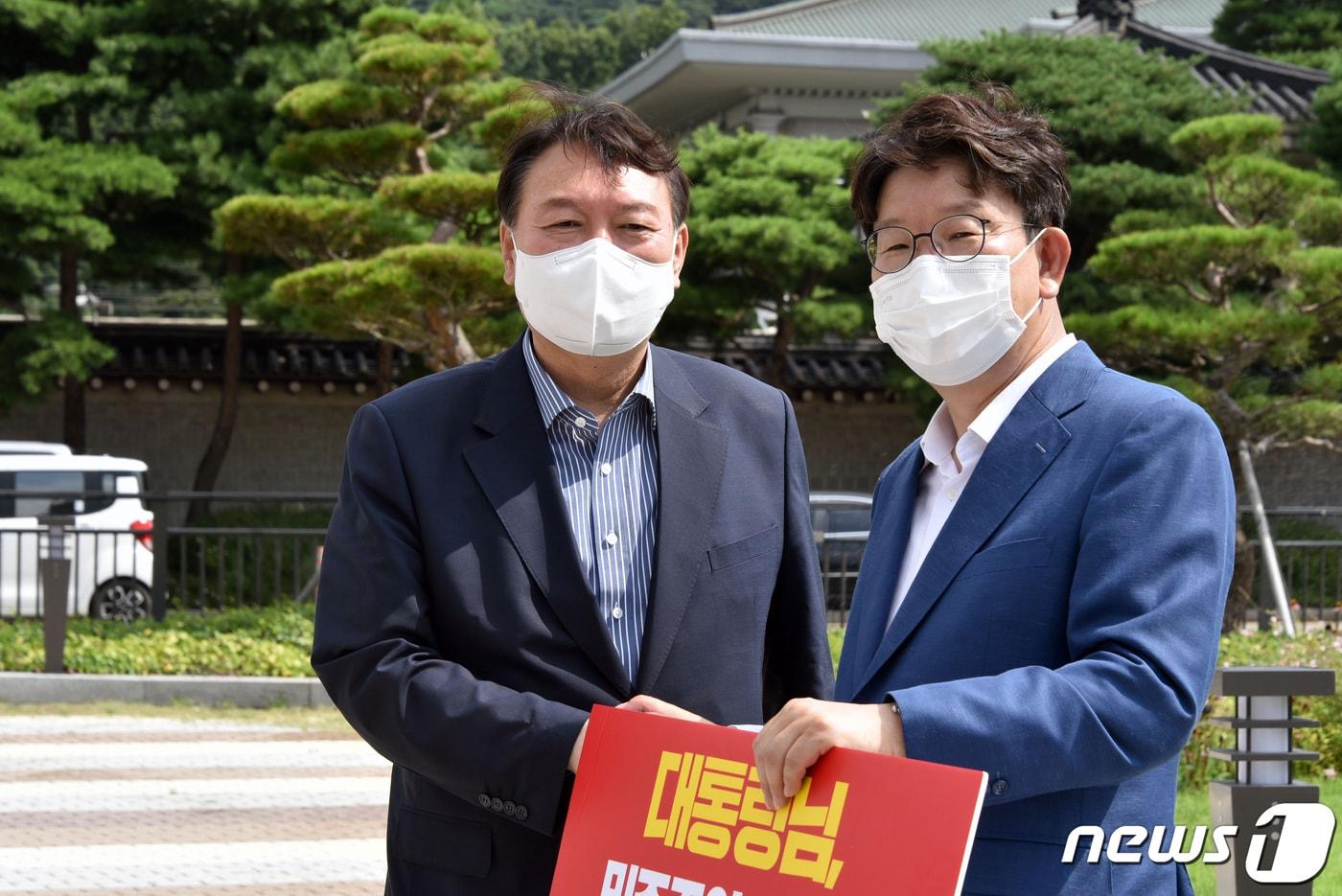 본문 이미지 - 윤석열 국민의힘 대선 예비후보가 4일 오전 청와대 앞 분수대에서 드루킹 대선 여론조작에 대해 문재인대통령의 사과를 촉구하는 권성동 국회의원의 1인시위 현장에 방문해 대화하고 있다. 2021.8.4/뉴스1 ⓒ News1 국회사진취재단