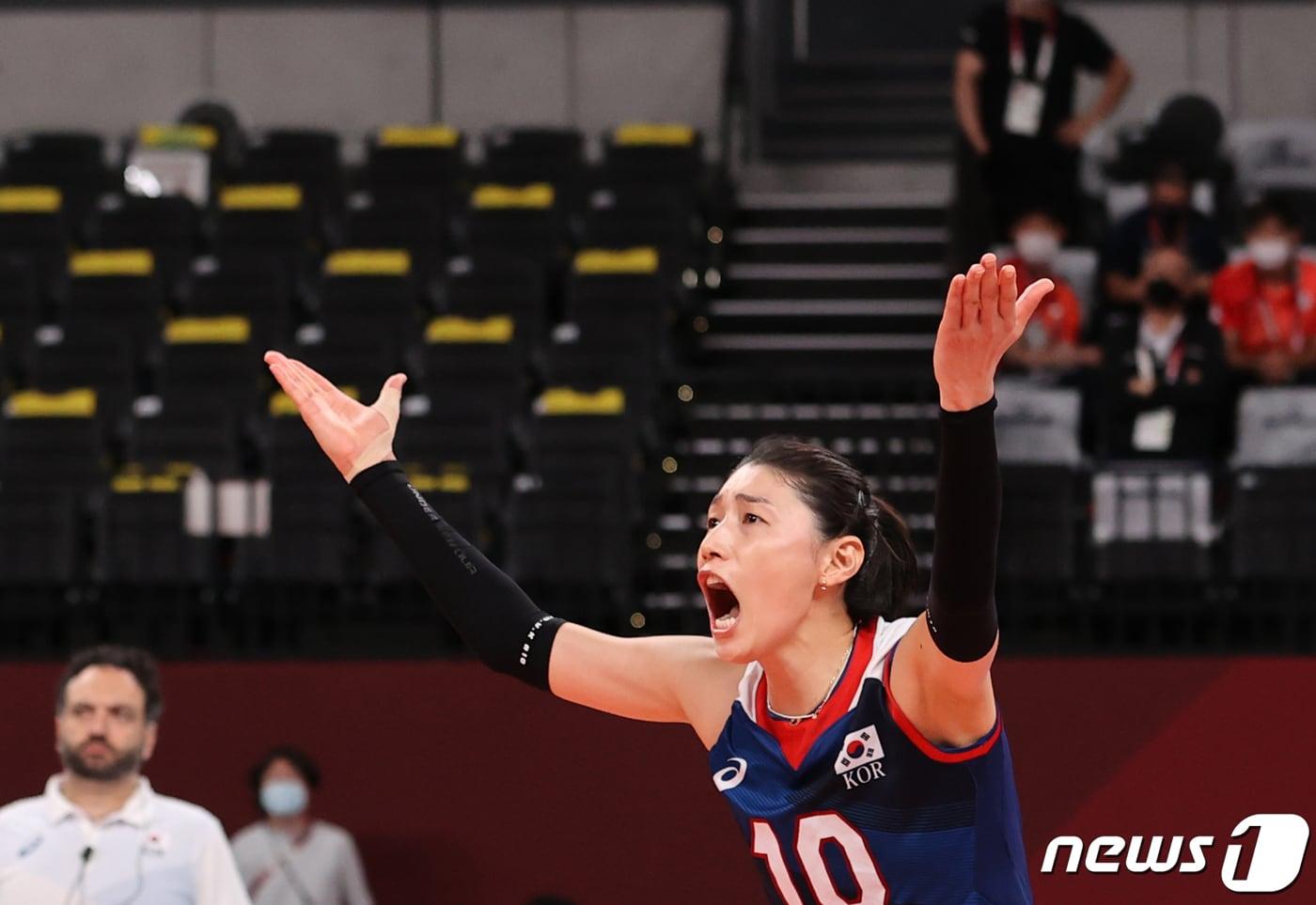 배구 김연경이 4일 오전 일본 도쿄 아리아케 아레나에서 열린 '2020 도쿄올림픽' 여자 배구 8강 대한민국과 터키의 경기에서 심판진에 항의하고 있다. ⓒ News1 이재명 기자