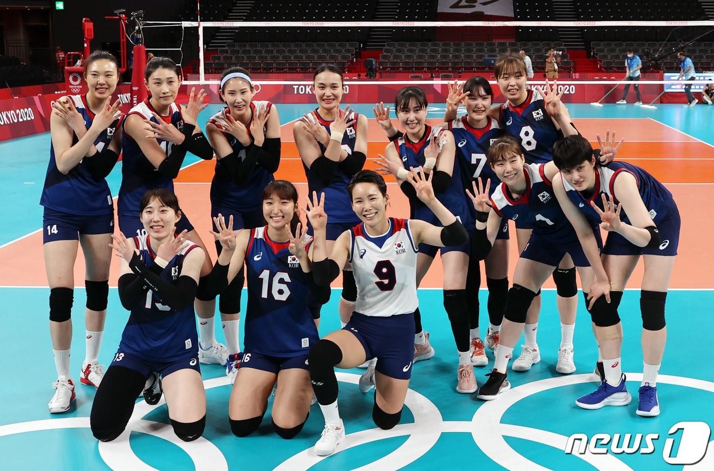 배구 김연경을 비롯한 선수들이 4일 오전 일본 도쿄 아리아케 아레나에서 열린 '2020 도쿄올림픽' 여자 배구 8강 대한민국과 터키의 경기에서 세트 스코어 3대2로 승리를 거둔 후 4강 진출을 의미하는 숫자 4모양으로 기념촬영을 하고 있다. 2021.8.4/뉴스1 ⓒ News1 이재명 기자