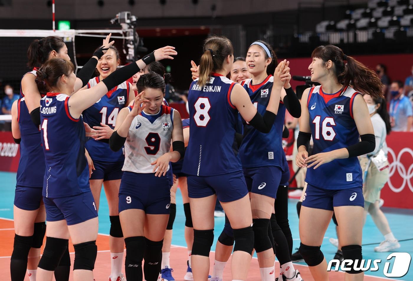 배구 김연경을 비롯한 선수들이 4일 오전 일본 도쿄 아리아케 아레나에서 열린 '2020 도쿄올림픽' 여자 배구 8강 대한민국과 터키의 경기에서 세트 스코어 3대2로 승리를 거둔 후 기뻐하고 있다. 2021.8.4/뉴스1 ⓒ News1 이재명 기자