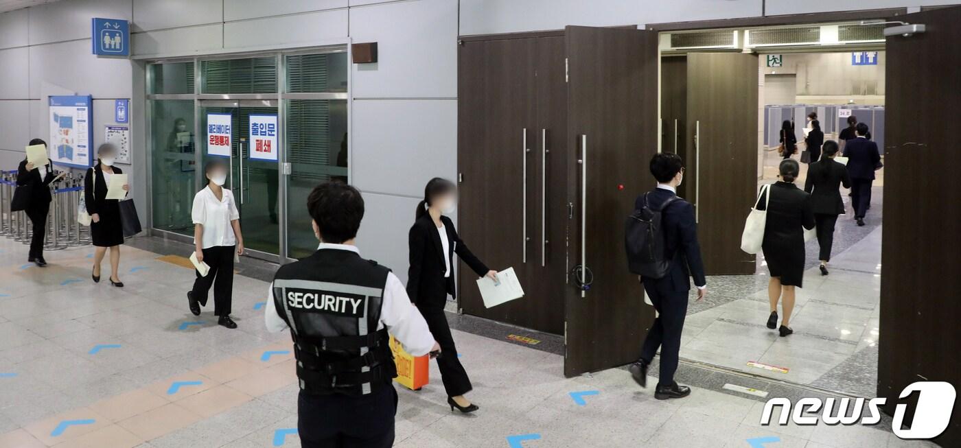 본문 이미지 - 경기 고양시 일산서구 킨텍스에서 열린 '2021년도 국가공무원 9급 공개경쟁채용 면접시험'에서 응시생들이 대기실에서 면접실로 이동하고 있다. 2021.8.4/뉴스1 ⓒ News1 황기선 기자