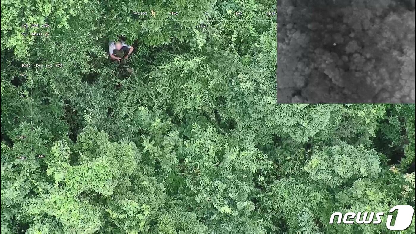 지난 2일 오후 서귀포시 화순 곶자왈에서 길을 잃은 관광객 정모씨(68)가 제주경찰청 드론팀이 띄운 드론에 구조요청을 하고 있다.(제주경찰청 제공) 2021.8.4/뉴스1ⓒ News1