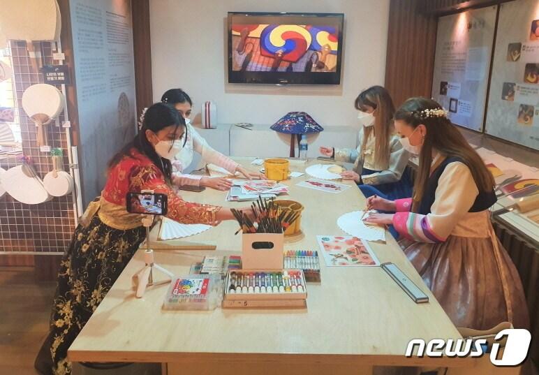 본문 이미지 - 전북 전주에서 전통문화 체험을 하고 있는 외국인 관광객 모습.(전주시 제공)ⓒ 뉴스1