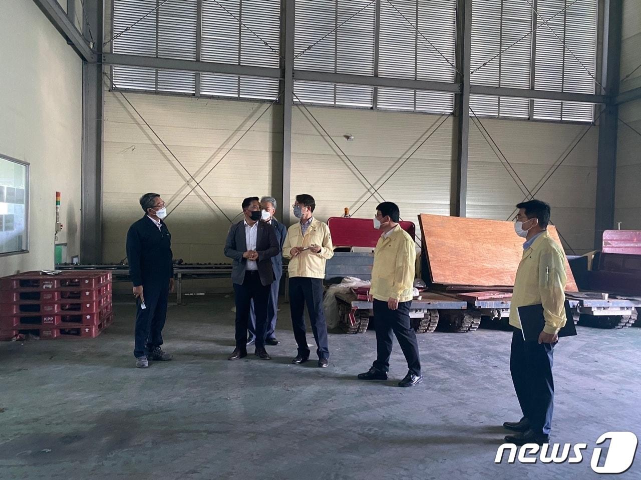 본문 이미지 - 4일 박영범 농식품부 차관(가운데)이 충북 음성군 맹동농협을 방문해 폭염 대비사항을 점검하고 있다.(음성군 제공)2021.8.4/ⓒ 뉴스1