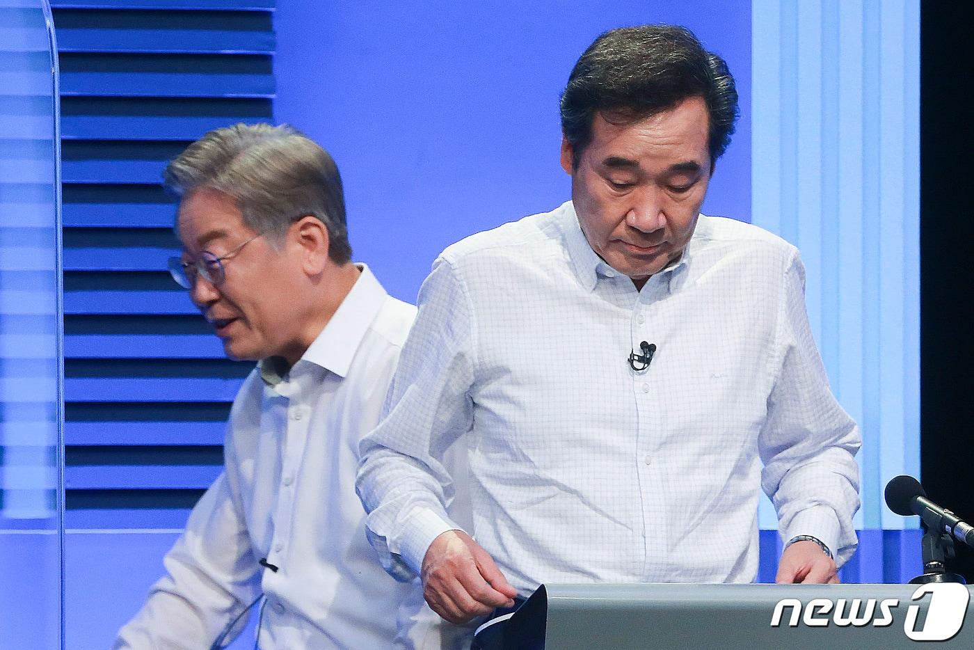 2021년 8월 4일 이재명 더불어민주당 대선 경선 후보가 서울 마포구 YTN미디어센터에서 열린 YTN 주최 TV토론에서 이낙연 후보를 지나치고 있다. ⓒ News1 국회사진취재단