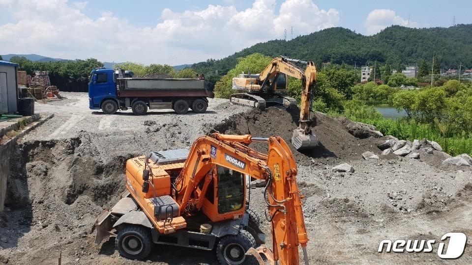 본문 이미지 - 전남 순천시 야흥동의 이사천 취수장 인근 상수원보호구역 내 농경지에 매립된 토사를 제거하는 복구공사가 한창 진행되고 있다.(독자 제공)2021.8.4 ⓒ 뉴스1 지정운 기자