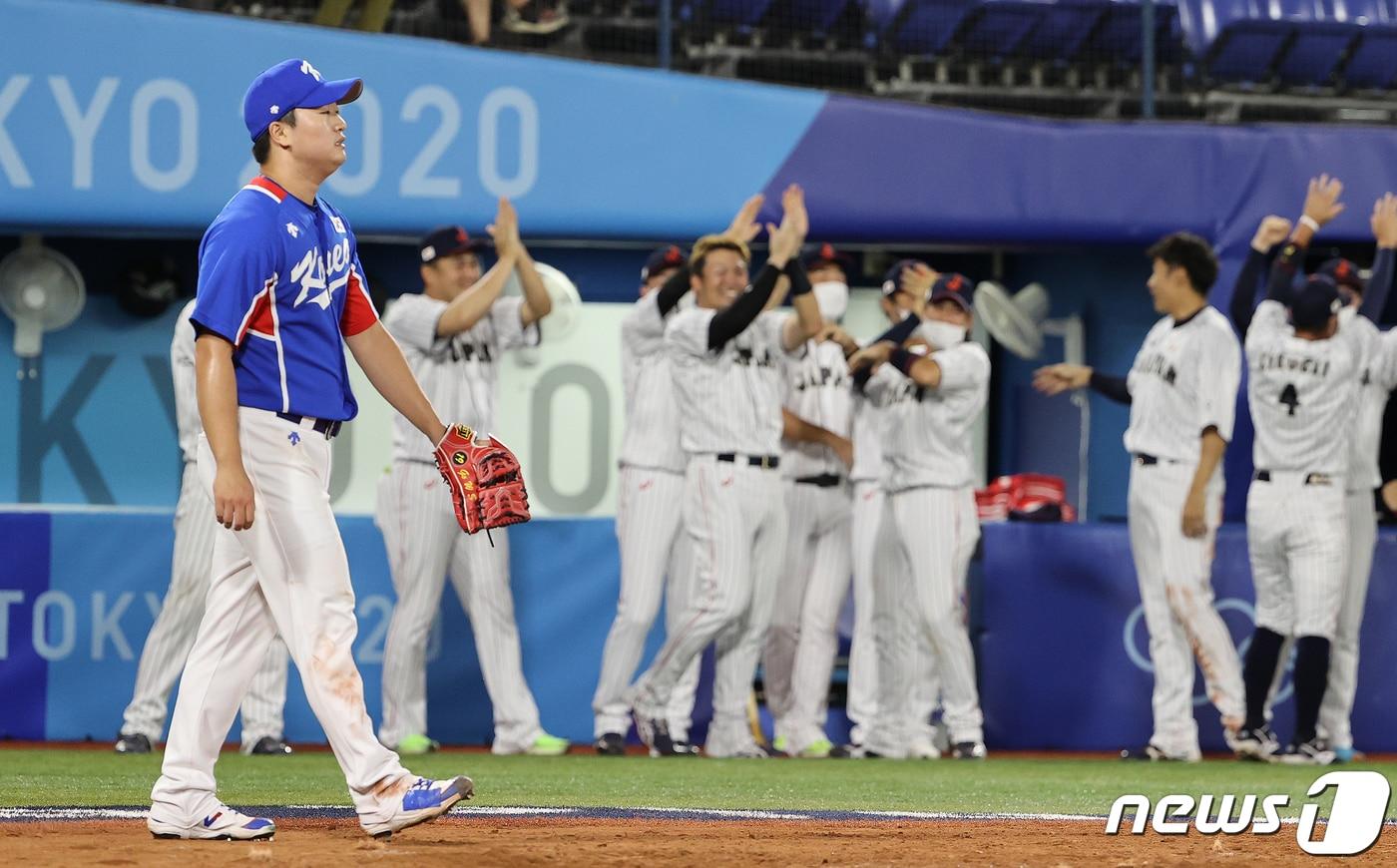 본문 이미지 - 대한민국 고우석이 4일 오후 일본 요코하마 스타디움에서 열린 '2020 도쿄올림픽' 대한민국과 일본의 경기에서 8회말 2사 만루 상황, 상대 선수에게 적시타를 내준 뒤 아쉬워하고 있다. 2021.8.4/뉴스1 ⓒ News1 이재명 기자