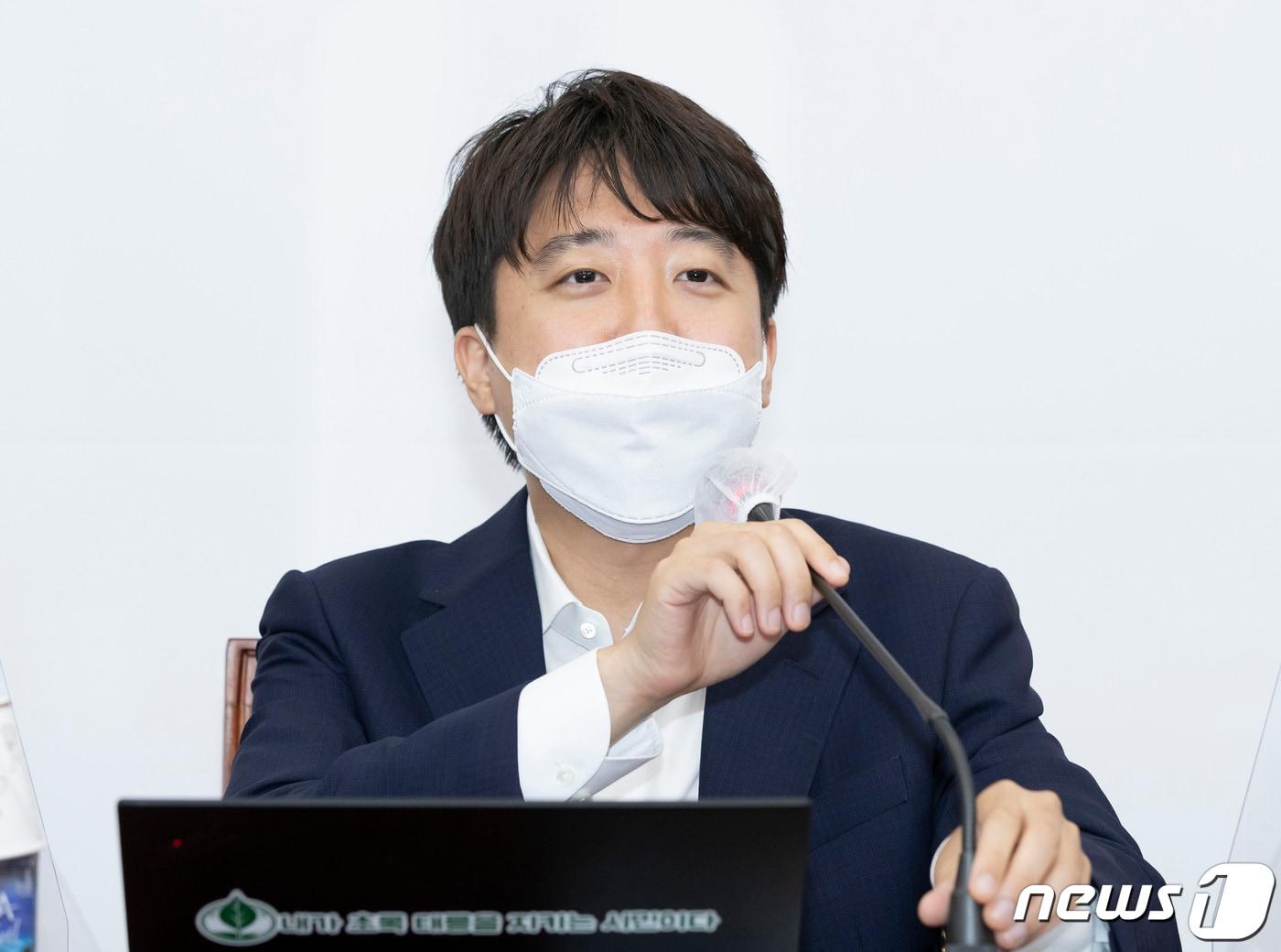 본문 이미지 - 이준석 국민의힘 대표가 5일 서울 여의도 국회에서 열린 최고위원회의에서 모두발언을 하고 있다. 2021.8.5/뉴스1 ⓒ News1 구윤성 기자
