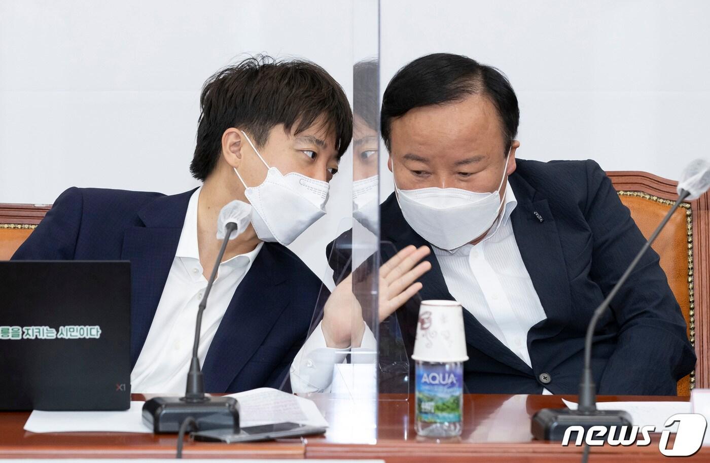 이준석 국민의힘 대표가 5일 서울 여의도 국회에서 열린 최고위원회의에서 김재원 최고위원과 대화하고 있다. 2021.8.5/뉴스1 ⓒ News1 구윤성 기자