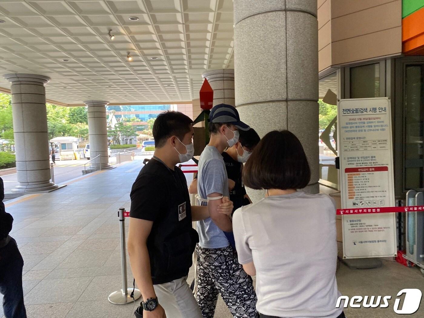 본문 이미지 - 특수강도 혐의를 받는 A씨가 5일 오전 10시쯤 서울 마포구 서울서부지법에 출석하고 있다. ⓒ 뉴스1/신윤하 기자