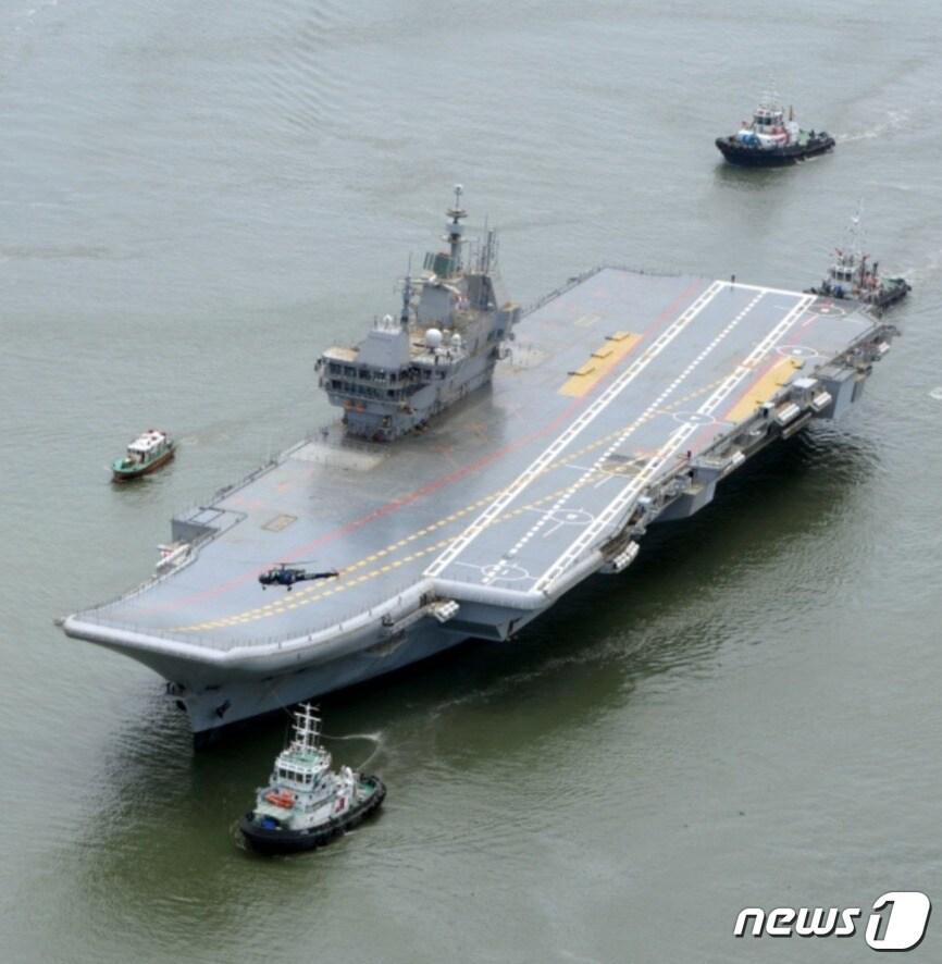 본문 이미지 - 인도가 자체 개발한 항공모함 INS 비크란트가 지난 4일 해상 시험을 진행했다.(트위터 갈무리)ⓒ 뉴스1