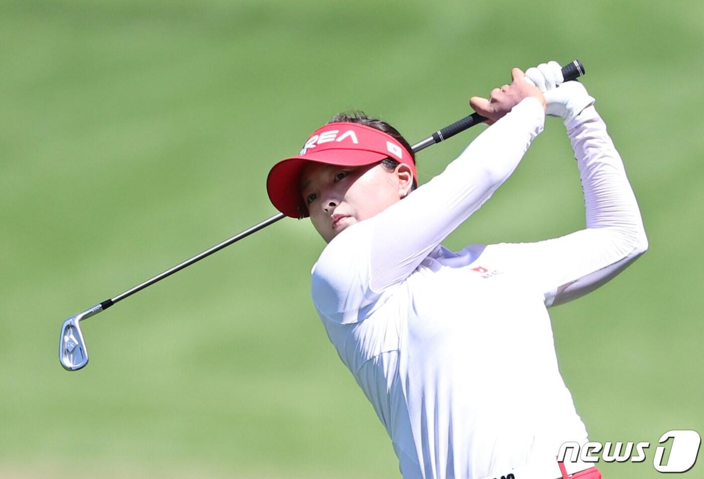 본문 이미지 - 고진영이 5일 일본 사이타마현 가스미가세키 컨트리클럽에서 열린 '2020 도쿄올림픽' 여자 골프 2라운드에서 세컨드 샷을 하고 있다.2021.8.5/뉴스1 ⓒ News1 송원영 기자