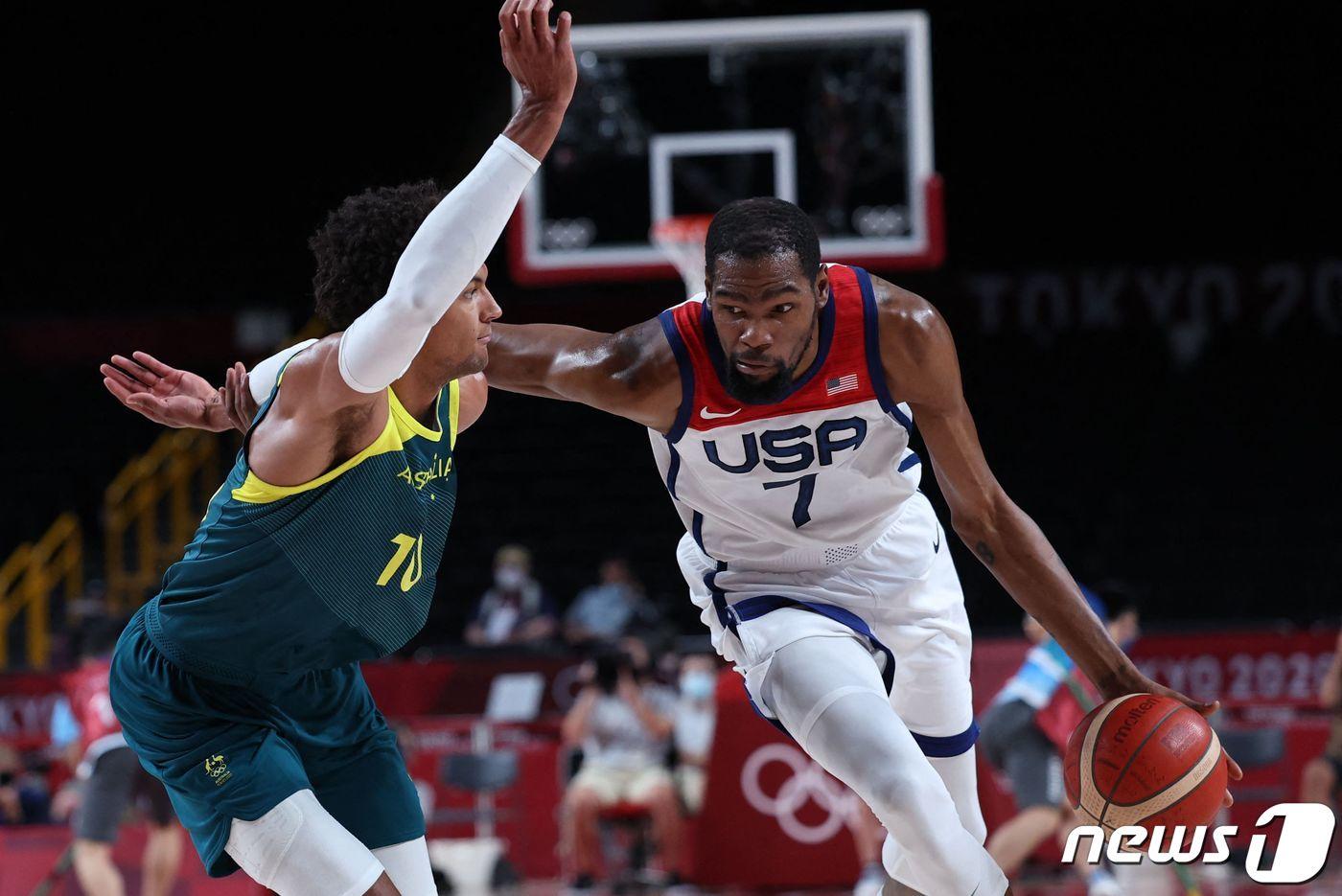 미국 농구 남자 대표팀 케빈 듀란트가 5일 열린 2020 도쿄 올림픽 농구 남자 준결승전 호주와의 경기에서 마티스 타이불(호주)을 상대로 공격하는 모습. ⓒ AFP=뉴스1 