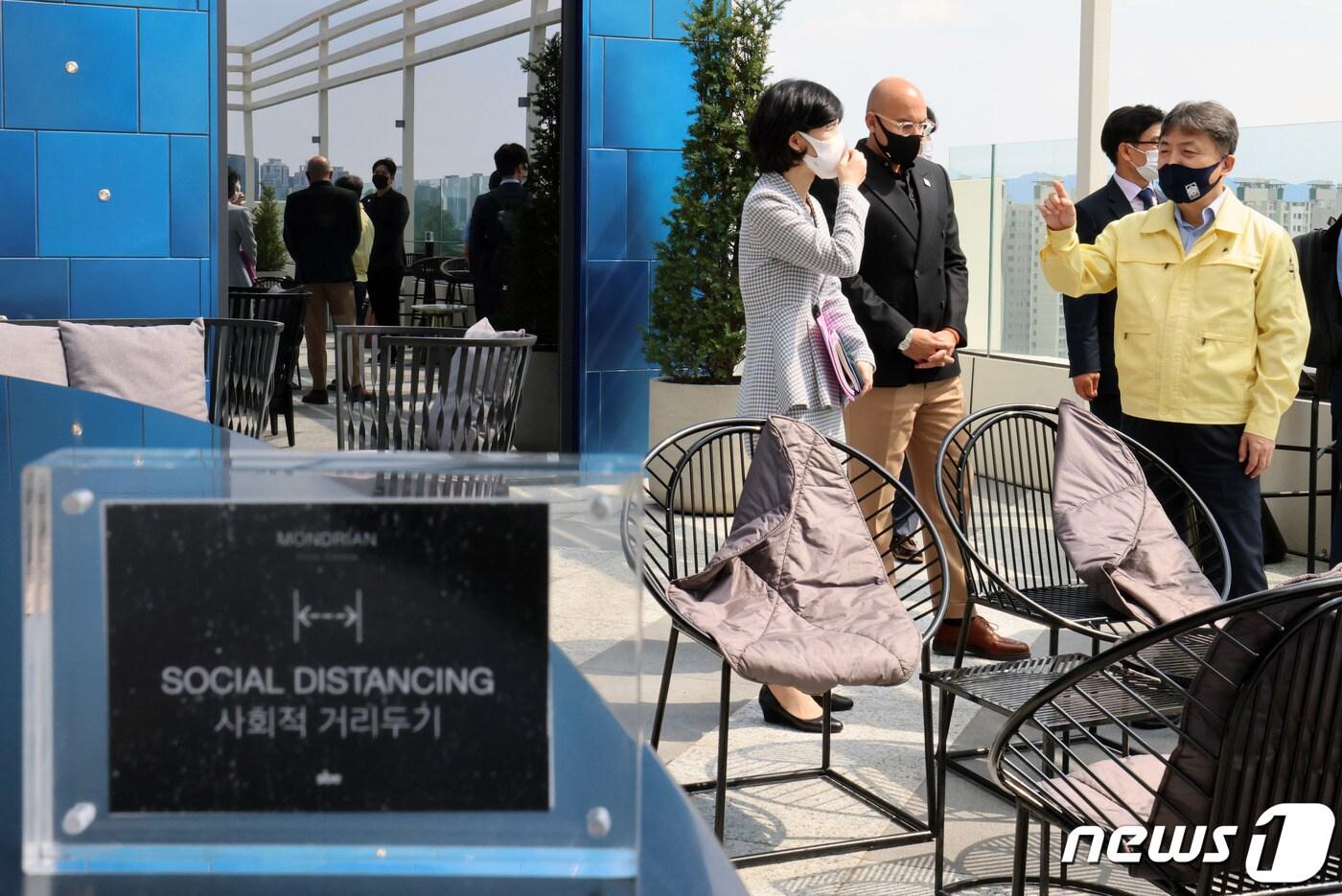 김정배 문화체육관광부 제2차관이 5일 서울 용산구 호텔 몬드리안 서울 이태원을 방문해 코로나19 방역 현장을 점검하고 있다.(문화체육관광부 제공)2021.8.5/뉴스1