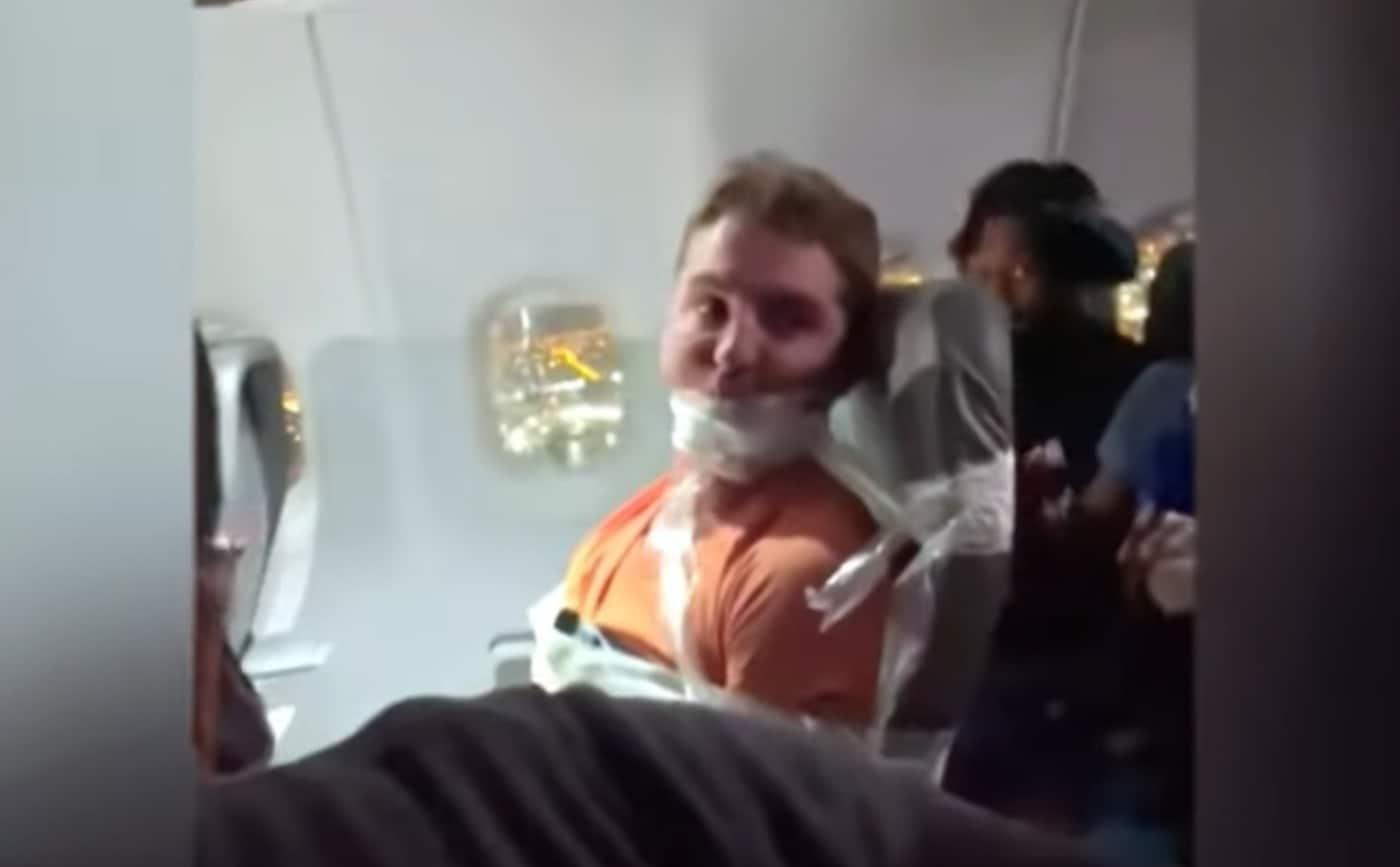 술에 취해 기내에서 난동을 부린 20대 남성이 착륙 전까지 의자에 테이프로 결박됐다. (유튜브 갈무리) ⓒ 뉴스1