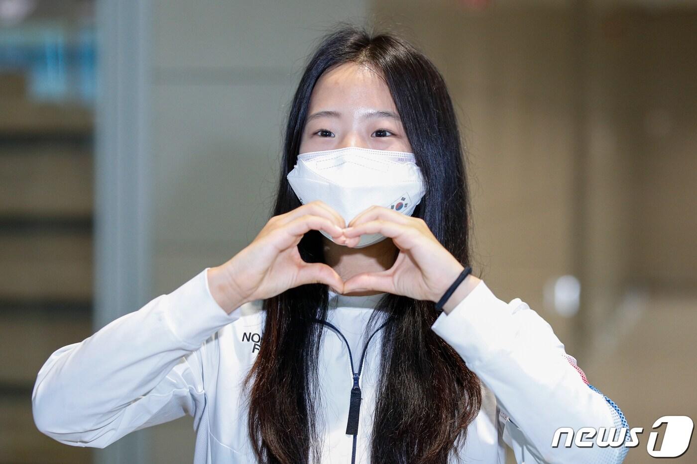 대한민국 여자탁구대표팀 신유빈이 2020 도쿄올림픽 일정을 마치고 5일 오후 인천국제공항 2터미널을 통해 귀국, 손하트 포즈를 선보이고 있다. ⓒ News1 안은나 기자