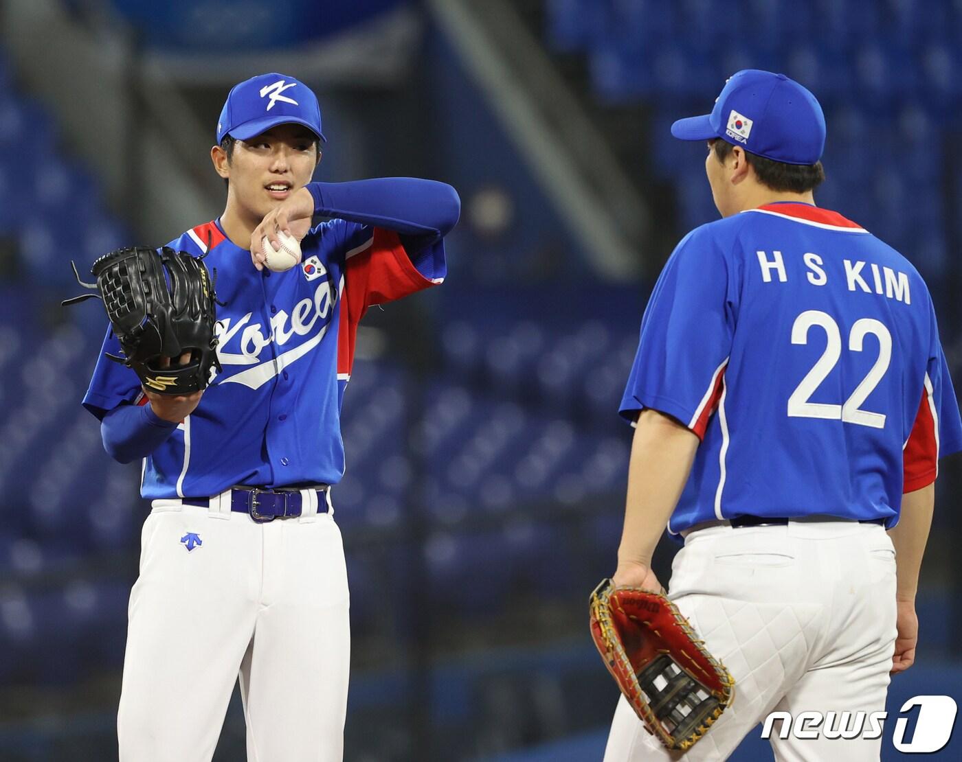 본문 이미지 - 5일 저녁 일본 도쿄 가나가와현 요코하마스타디움에서 열린 '2020 도쿄올림픽' 대한민국과 미국의 패자준결승 야구경기 4회말 한국의 이의리가 미국의 마크 코로즈베리에게 솔로 홈런을 맞고 아쉬워 하고 있다. 2021.8.5/뉴스1 ⓒ News1 송원영 기자