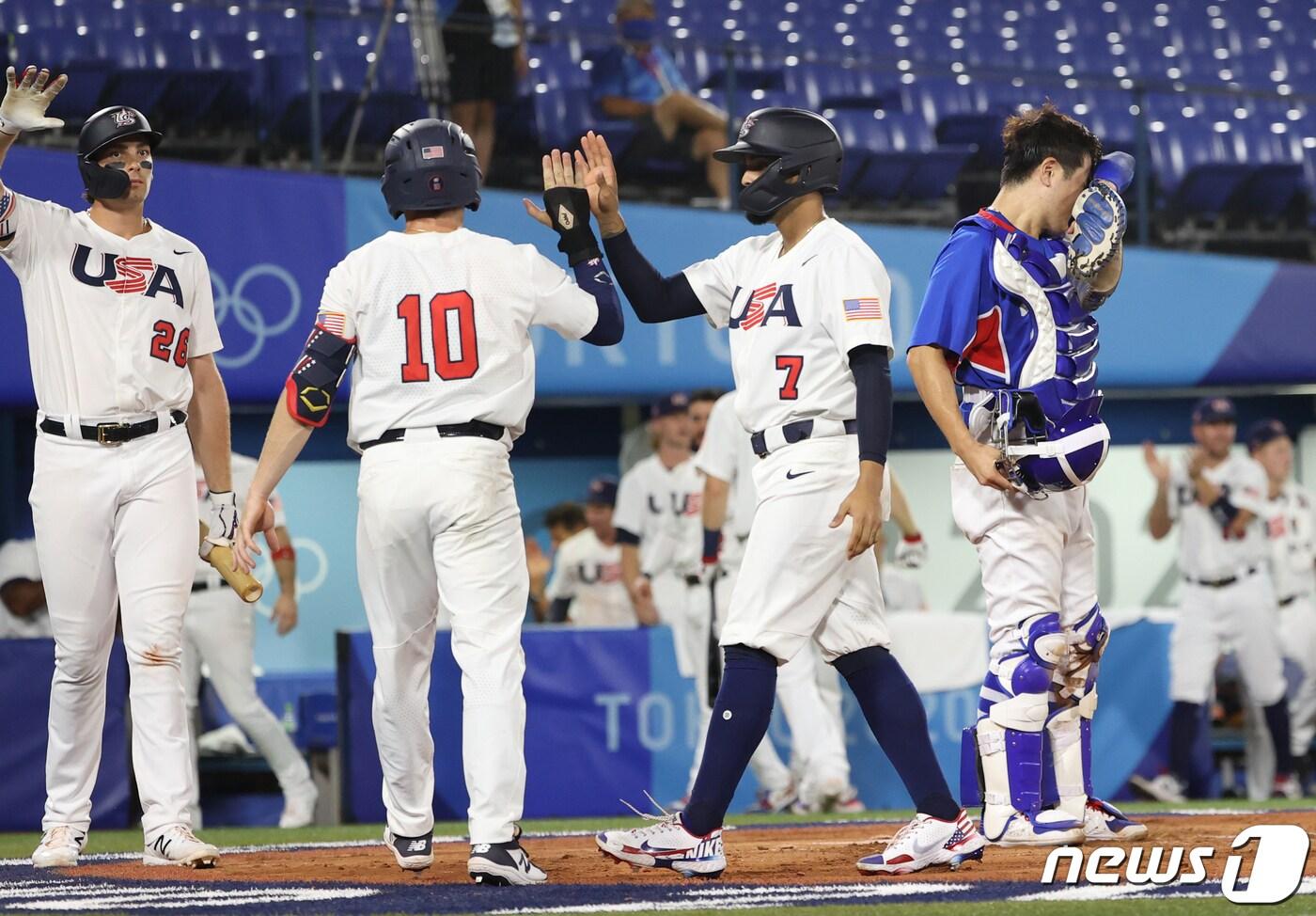 5일 저녁 일본 도쿄 가나가와현 요코하마스타디움에서 열린 '2020 도쿄올림픽' 대한민국과 미국의 패자준결승 야구경기 6회말 득점한 미국선수들이 기뻐하고 있다. 2021.8.5/뉴스1 ⓒ News1 송원영 기자