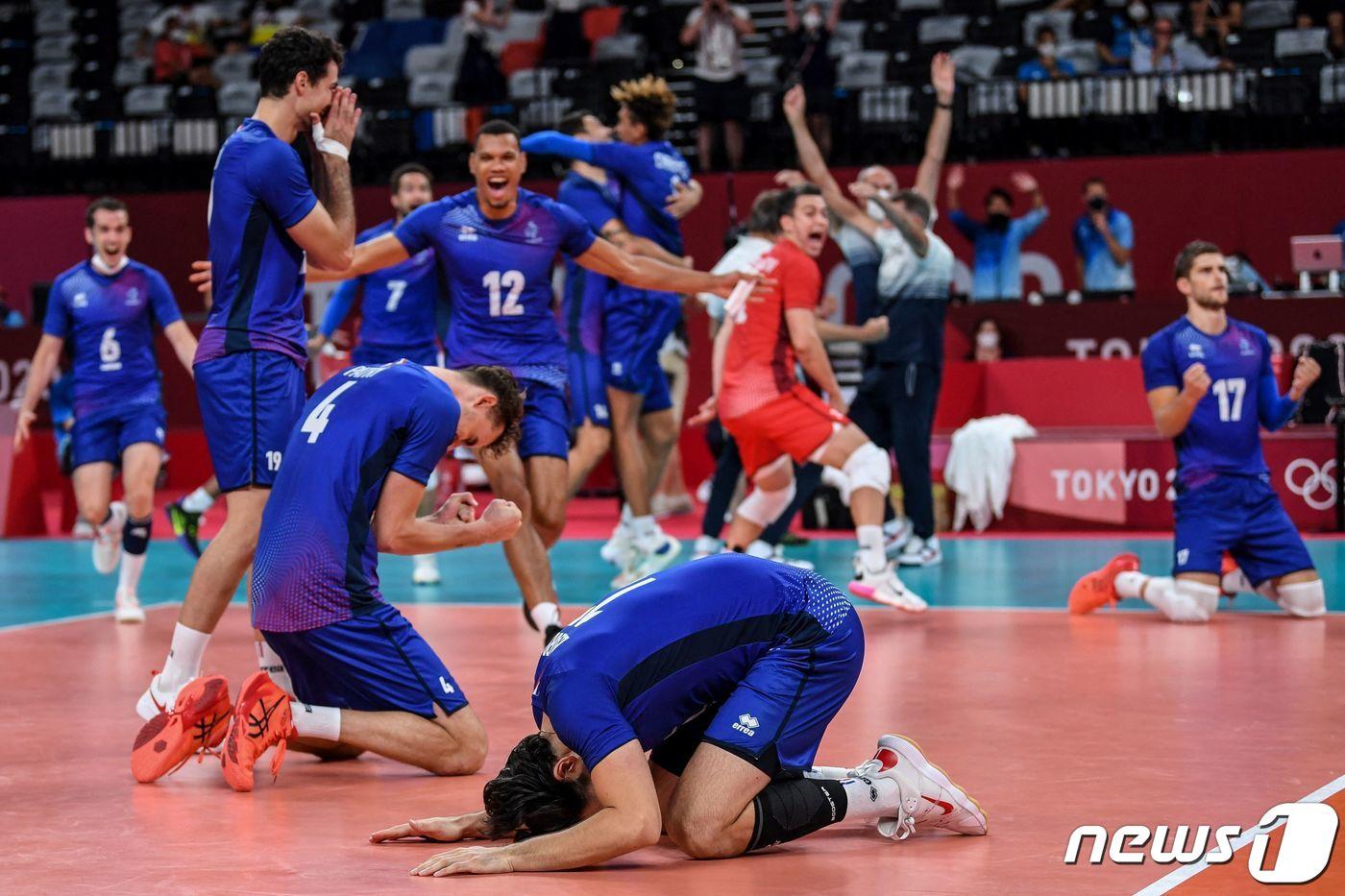 아르헨티나전 승리 후 기뻐하는 프랑스 배구대표팀. ⓒ AFP=뉴스1