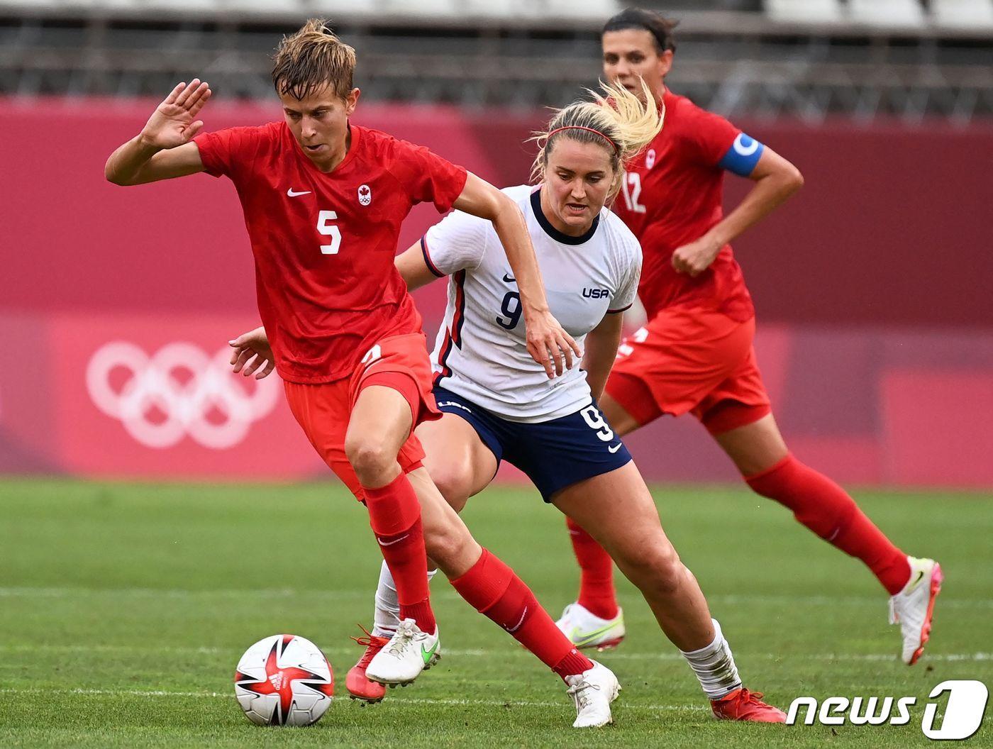본문 이미지 - 트렌스젠더로 캐나다 여자 축구대표팀의 미드필더인 퀸(5번)이 드리블하고 있다. ⓒ AFP=뉴스1 ⓒ News1 박형기 기자