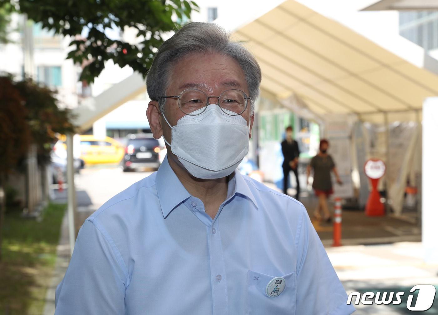 본문 이미지 - 이재명 경기도지사가 6일 오전 경기도 수원시 팔달구보건소에서 아스트라제네카(AZ) 백신 2차 접종을 마친 뒤 취재진의 질문에 답하고 있다. 2021.8.6 /뉴스1 ⓒ News1 김영운 기자