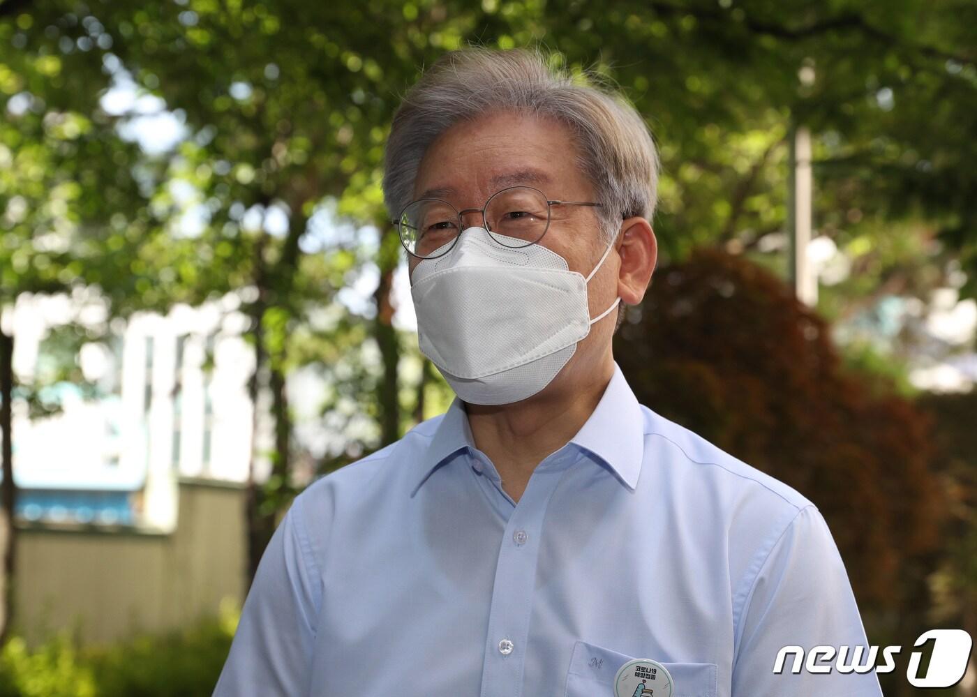 본문 이미지 - 이재명 경기도지사가 6일 오전 경기도 수원시 팔달구보건소에서 아스트라제네카(AZ) 백신 2차 접종을 마친 뒤 취재진의 질문에 답하고 있다. 2021.8.6/뉴스1 ⓒ News1 김영운 기자