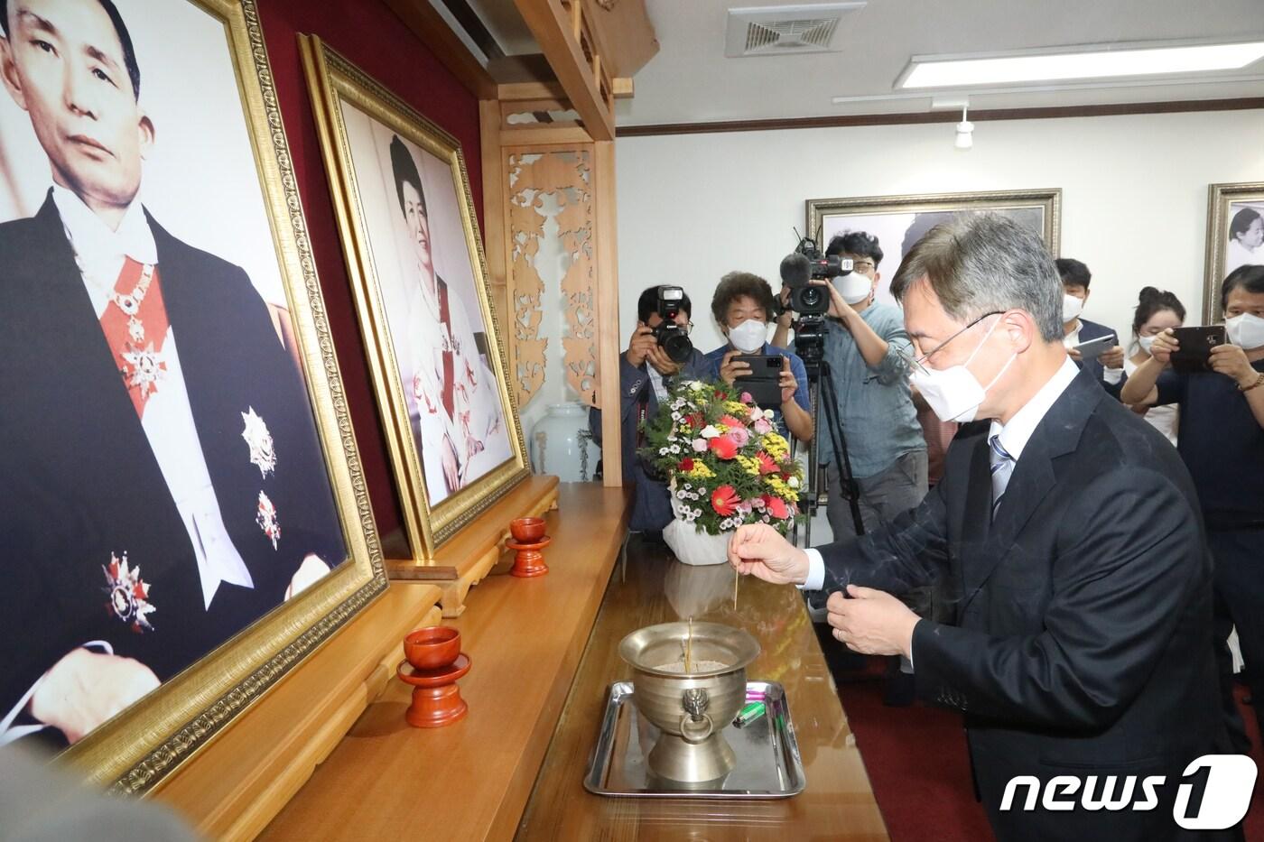 본문 이미지 - 국민의힘 대권 주자인 최재형 전 감사원장이 6일 경북 구미시 박정희 전 대통령 생가를 방문해 박 전 대통령 내외 영전에 분향하고 있다. 국민의힘 대권주자 가운데 처음으로 박 전 대통령 생가를 방문한 최 전 감사원장은 "박 전 대통령이 오늘날 대한민국의 번영이 있게 했다＂고 말했다. 2021.8.6/뉴스1 ⓒ News1 정우용 기자