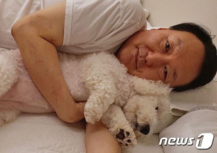 본문 이미지 - 여름휴가 중인 윤석열 국민의힘 대선 예비후보가 6일 인스타그램을 통해 반려견과 함께 시간을 보내는 모습을 공개했다.(윤석열 인스타그램 캡처) ⓒ News1