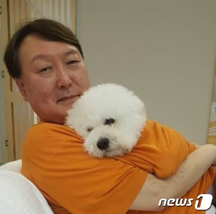 본문 이미지 - 여름휴가 중인 윤석열 국민의힘 대선 예비후보가 6일 인스타그램을 통해 반려견과 함께 시간을 보내는 모습을 공개했다.(윤석열 인스타그램 캡처) 2021.8.6/뉴스1