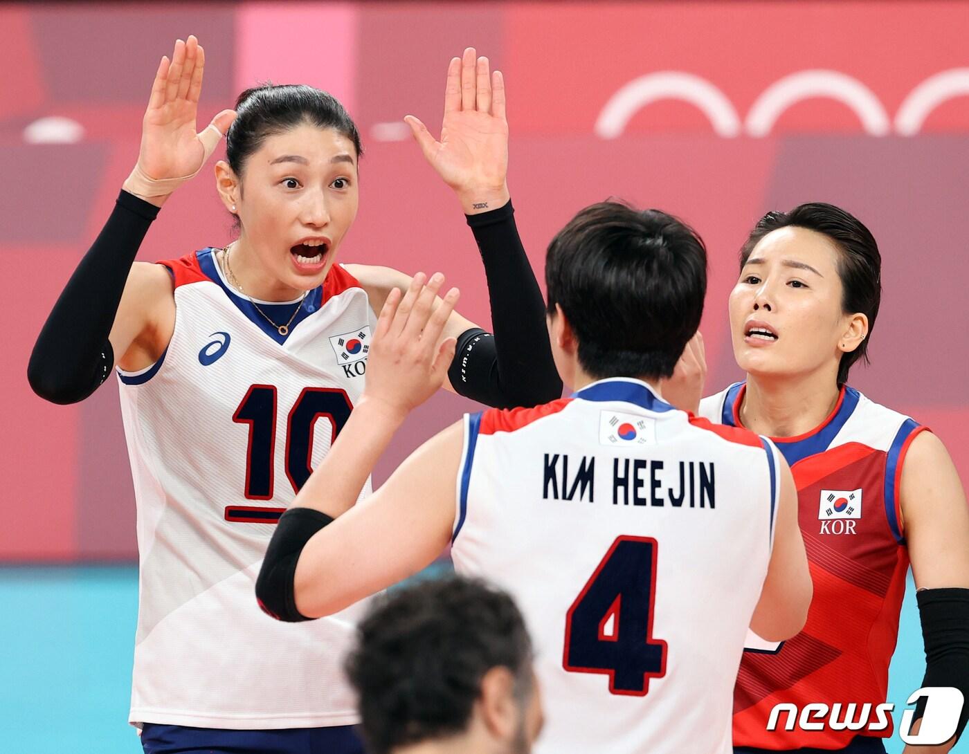 본문 이미지 - 김연경과 김희진이 지난해 일본 도쿄 아리아케 아레나에서 열린 '2020 도쿄올림픽' 여자 배구 준결승 대한민국과 브라질의 경기에서 득점에 성공한 후 기뻐하고 있다. 2021.8.6/뉴스1 ⓒ News1 이재명 기자