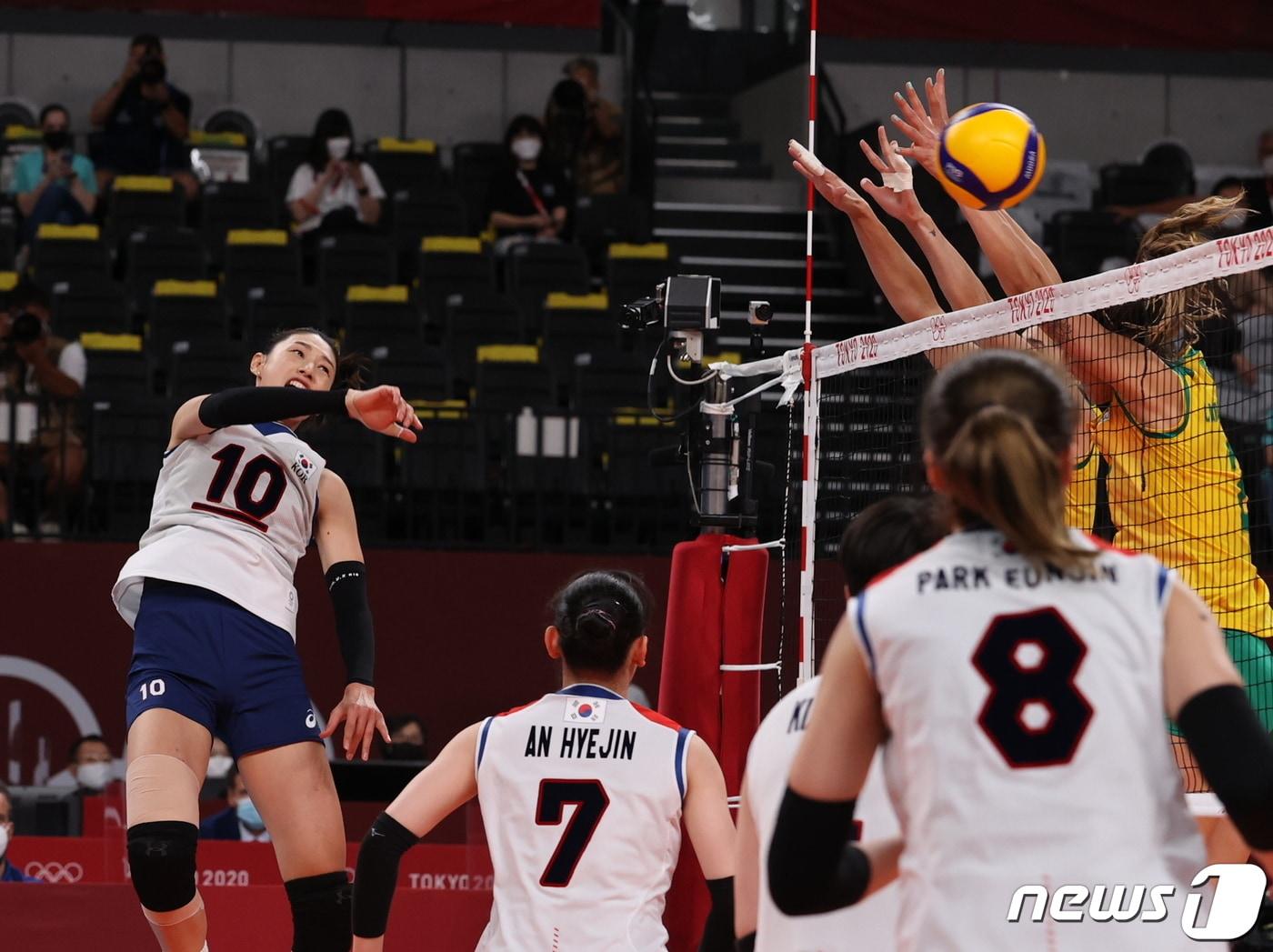 본문 이미지 - 김연경이 6일 오후 일본 도쿄 아리아케 아레나에서 열린 '2020 도쿄올림픽' 여자 배구 준결승 대한민국과 브라질의 경기에서 공격하고 있다. 2021.8.6/뉴스1 ⓒ News1 송원영 기자