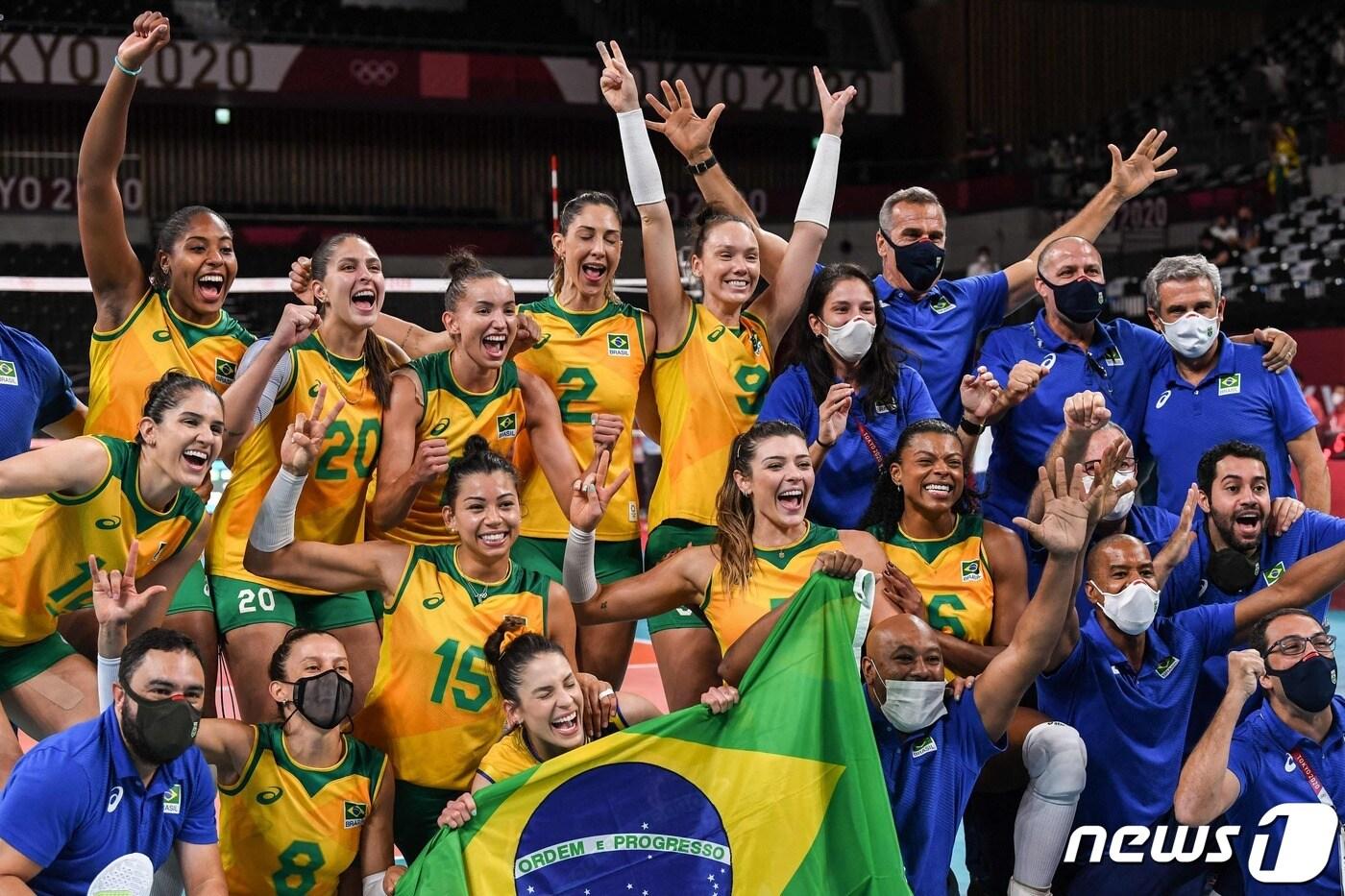 본문 이미지 - 여자배구 결승에 오른 브라질 여자배구 대표팀.ⓒ AFP=뉴스1