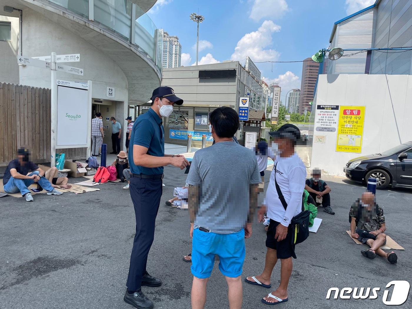 본문 이미지 - 지난달 30일 서울 남대문경찰서 서울역파출소 노숙인전담경찰관 박아론 경위가 노숙인들과 대화하고 있다. ⓒ 뉴스1 박재하 기자